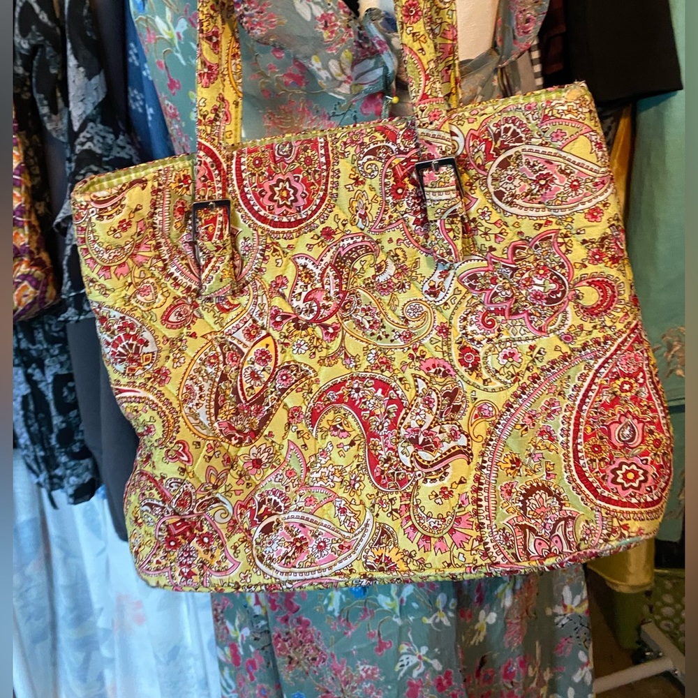 Vera Bradley shoulder bag. Rare Retired Floral Lime pattern. 044